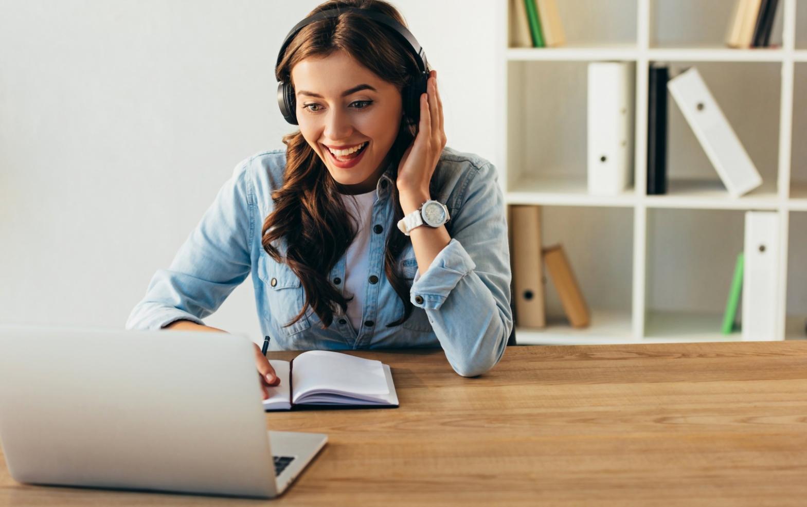 Estudiante aprendiendo estrategias de crecimiento orgánico en línea